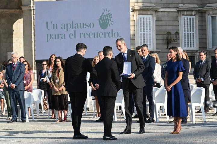 Los Reyes presiden el tercer homenaje de Estado a las víctimas de la  Covid-19