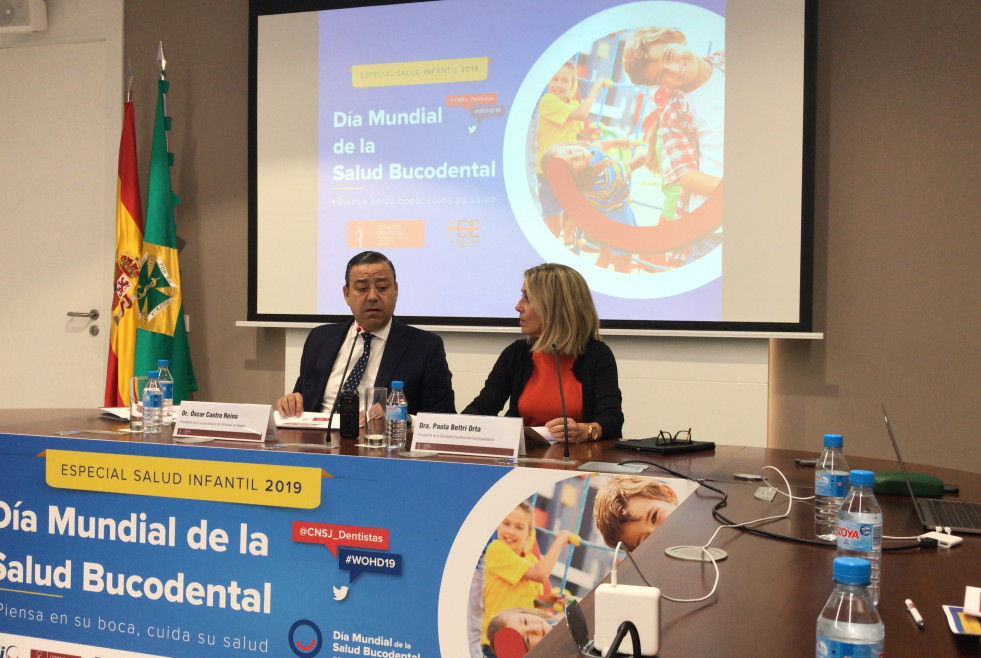 El Dr. Óscar Castro Reino, presidente del Consejo General de Dentistas y de la FDE, y la Dra. Paola Beltri, presidenta de la Sociedad Española de Odontopediatría, explicaron la importancia de mante
