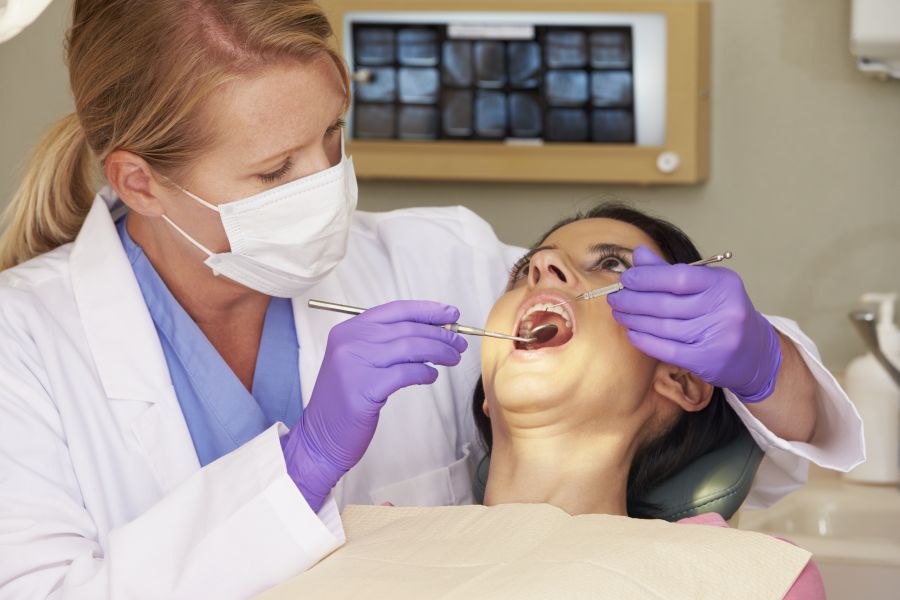 Woman Having Check Up At Dentists Surgery.123rf