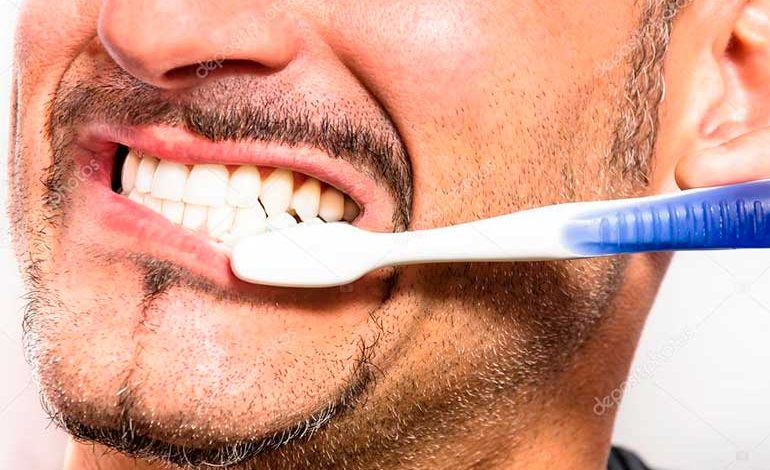 La sensibilidad dental es un signo de aviso de un problema subyacente de pérdida de esmalte o de retracción de encías.
