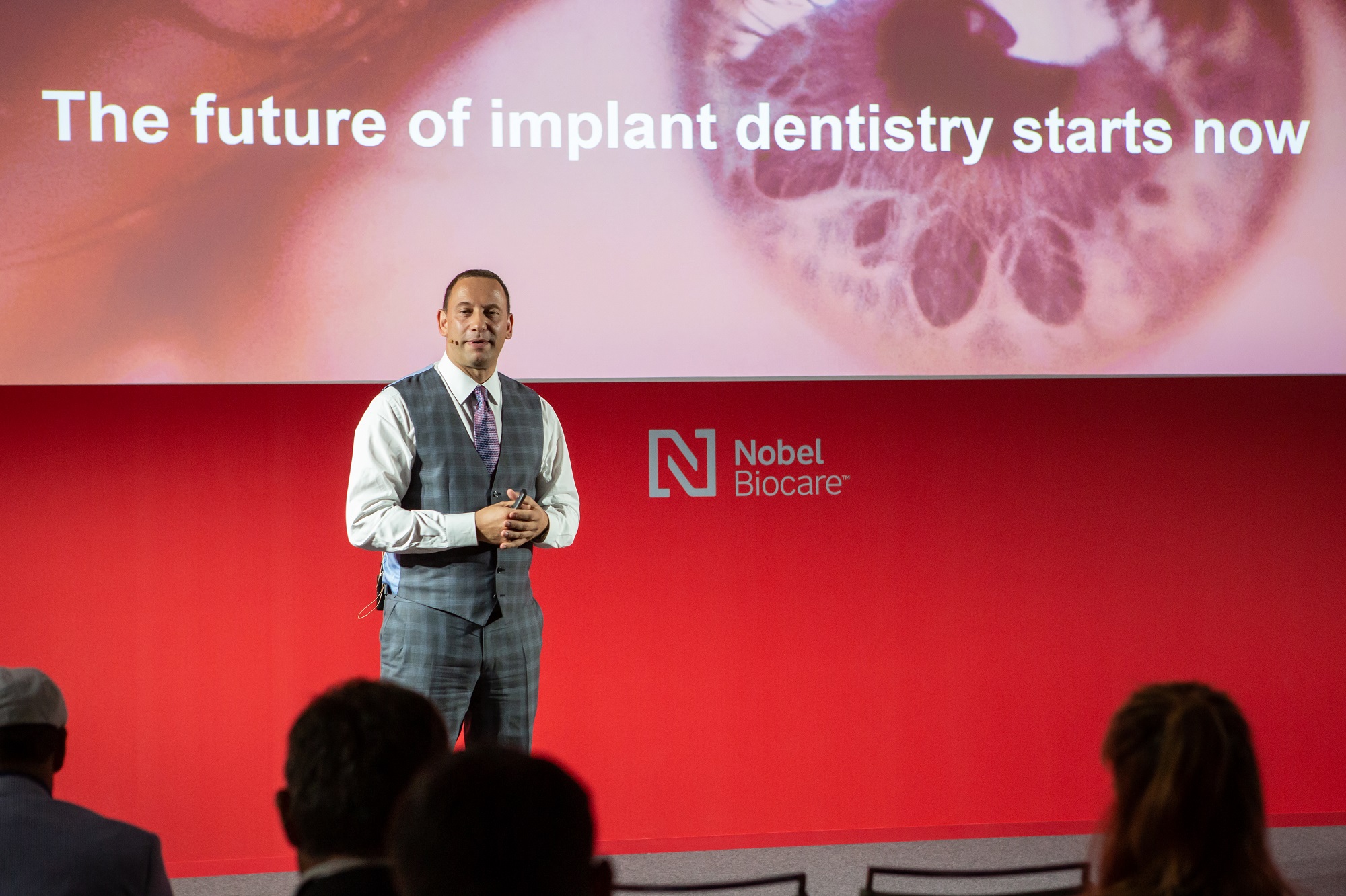 El presidente de Nobel Biocare, Hans Geiselhöringer, explicó que el nuevo sistema de implantes N1 ha sido desarrollado en colaboración con un grupo de investigadores y clínicos internacionales y ha supuesto más de seis años de perfeccionamiento científico y clínico. FOTO: Nobel Biocare