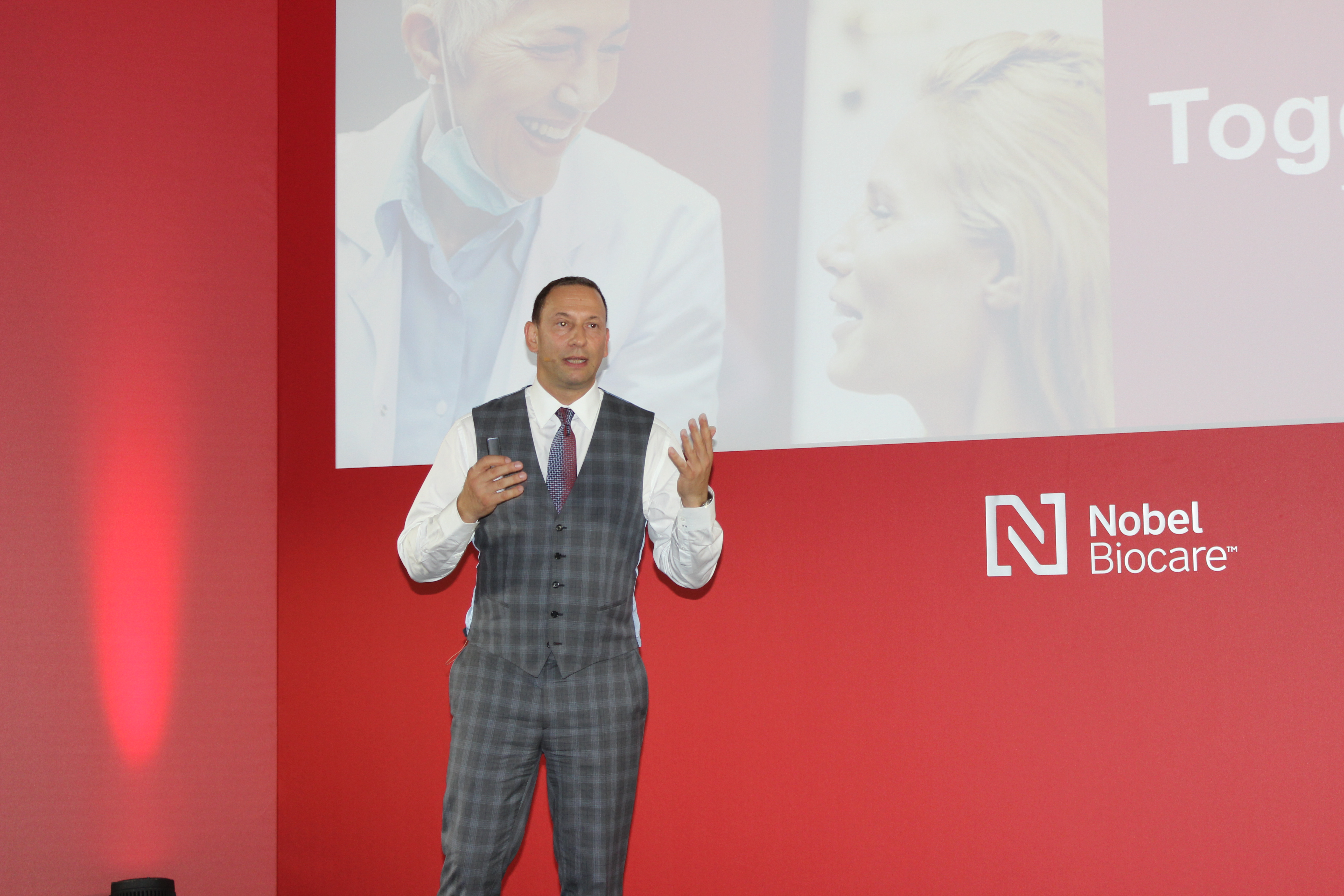 El presidente de Nobel Biocare, Hans Geiselhöringer, explicó que el nuevo sistema de implantes N1 se lanza al mercado tras más de cinco años de perfeccionamiento científico y clínico. FOTO: DM