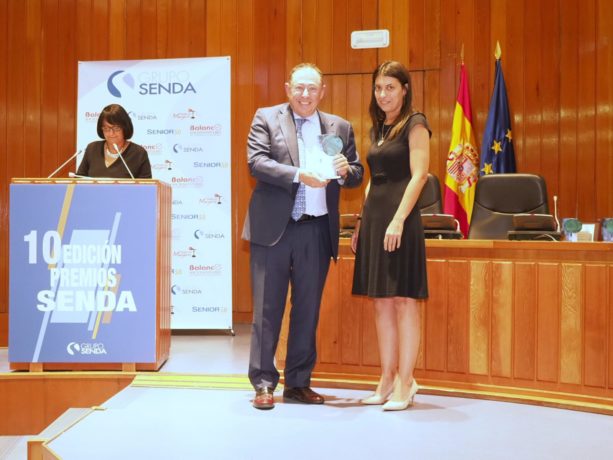 Santiago Palacios, presidente de Fhoemo, recogió el Premio SENDA “Salud y Bienestar” de manos de Sara Guisado, directora de Sermade. FOTO: SMD