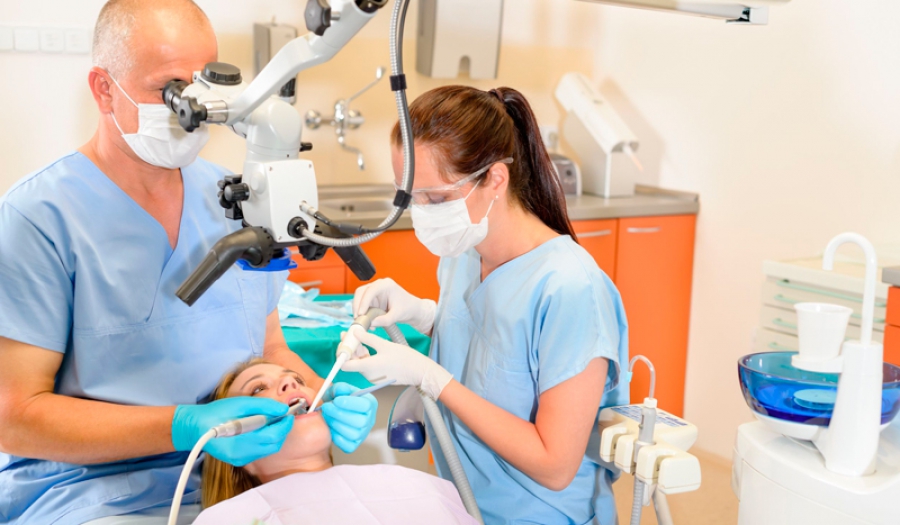 Los dentistas deben adoptar medidas universales de prevención frente al posible contagio. FOTO: Consejo General de Dentistas