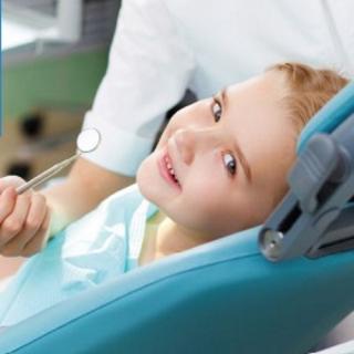 La edad promedio para acudir por primera vez al odontopediatra es de 5 años, cuando lo recomendado es al cumplir el primer año. FOTO: COEM