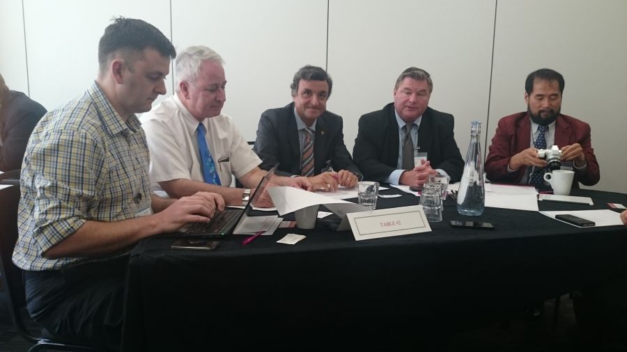 El Dr. Miguel Ángel López-Andrade Jurado en el centro de la mesa junto con otros representantes de ISDR. 