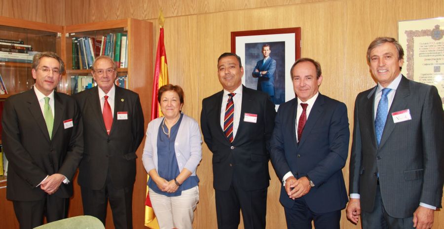 Dña. Pilar Fajas (en el centro) acompaña por los miembros del Consejo General de Dentistas.