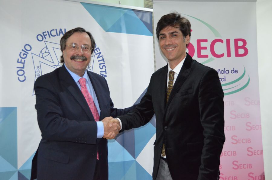 El Dr. Luis Cáceres, presidente del Colegio de Dentistas de Sevilla, y el Dr. David Gallego, presidente de SECIB, firman el convenio de colaboración.