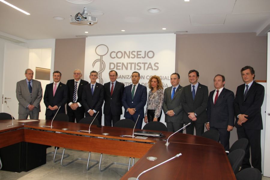 El Ministro de Sanidad, Alfonso Alonso con la Ejecutiva del Consejo General de Dentistas de España.