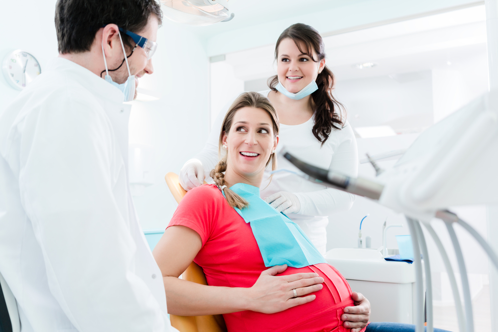 Según algunos expertos, la periodontitis podría ser un factor de riesgo para el embarazo al estar asociada a la liberación de unas hormonas llamadas prostaglandinas, responsables de las contracciones del parto. FOTO: CSD