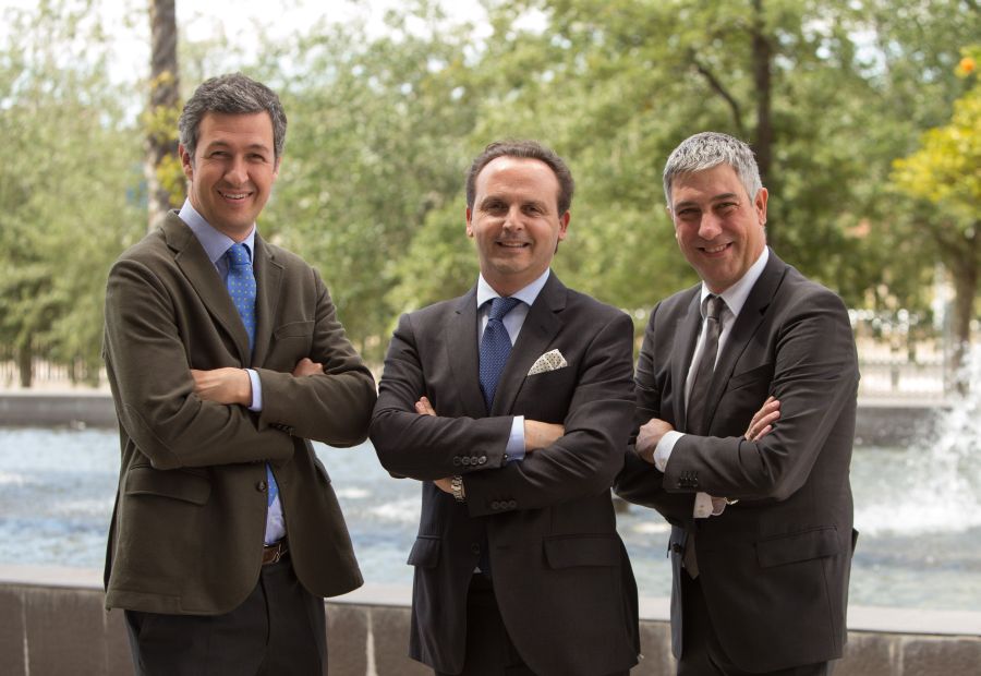Los Dres. Adrián Guerrero (Presidente), Antonio Bujaldón (Vicepresidente)  y José Nart (Secretario), responsables de la nueva Junta Directiva de SEPA.
