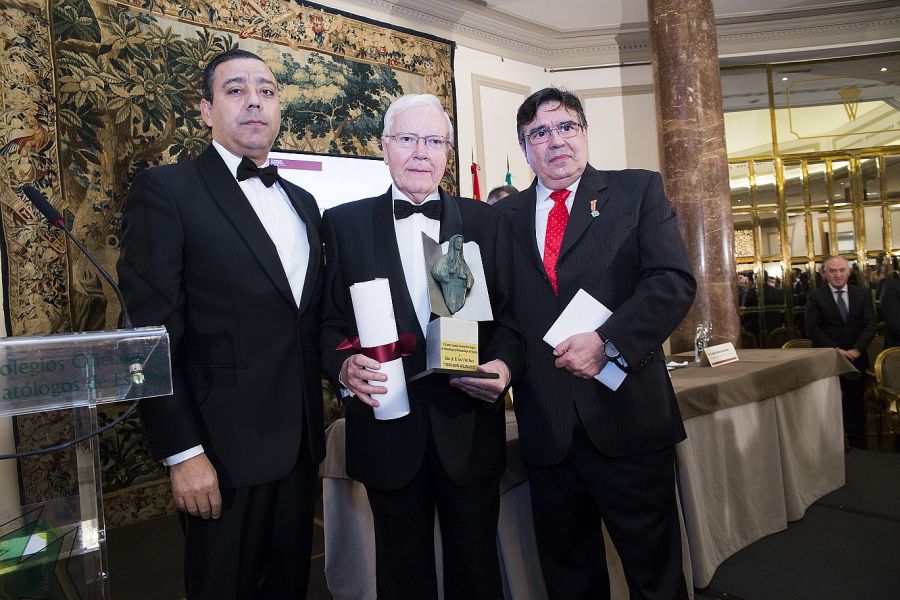 El Dr. José Font Buxó, Premio Santa Apolonia, en el centro, acompañado por los Dres. Óscar Castro Reino (dcha.) y Alfonso Villa Vigil (izda.). 