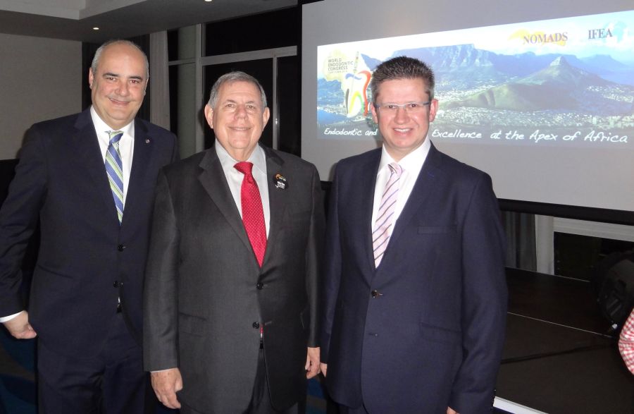 El Dr. José María Malfaz, presidente de AEDE, durante la cena de gala con los presidentes de IFEA, el Dr. Samuel O. Dorn, y del X Congreso Mundial, el Dr. Peet van der Vifer.