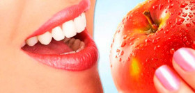 La fruta y la verdura son, entre otros, alimentos recomendables a nivel bucodental.