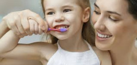 Los expertos recomiendan extremar el cuidado de los dientes de los más pequeños durante la época estival, debido a la mayor ingesta de productos azucarados y carbonatados.