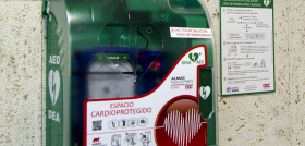 En España se producen anualmente 30.000 paradas cardíacas y desde hace años se han identificado zonas de riesgo donde se recomienda u obliga a disponer de desfibriladores. FOTO: B+SAFE