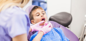 Con el comienzo del curso escolar, el Consejo General de Dentistas recomienda llevar a los niños a una revisión bucodental para detectar caries y otras posibles anomalías. FOTO: Consejo General de 