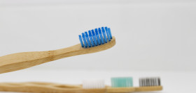 Los odontólogos de la Clínica Dental Ferrus & Bratos han utilizado los cepillos de dientes de bambú para comprobar si son seguros para la boca. FOTO: Clínica Dental Ferrus & Bratos