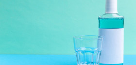 Los colutorios no deben usarse en solitario, sino como complemento a los dos cepillados diarios con pasta dentífrica fluorada. FOTO: Consejo General de Dentistas
