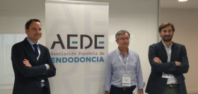 De izq. a dcha: El presidente de AEDE, Miguel Miñana; el presidente electo, Leopoldo Forner; y el secretario de AEDE, José Aranguren. FOTO: AEDE