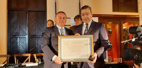 El Dr. Ángel Carrero (a la izq.) y el Dr. Óscar Castro (a la dcha.). FOTO: Consejo General de Dentistas