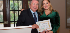 La Dra. Aída Mª Gutiérrez Corrales recibe la Medalla al Mérito Colegial de manos del presidente del colegio malagueño. FOTO: Colegio de Dentistas de Málaga