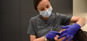 Una paciente de 33 años de edad se ha sometido al cepillado de dientes con carbón activo durante 14 días bajo la supervisión de la Dra. Marta Peydro. FOTO: Clínica Peydro