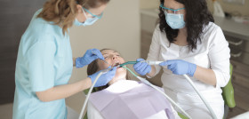 Los 40.000 dentistas colegiados de toda España han puesto sus equipos de protección y de trabajo a disposición del Ministerio de Sanidad.