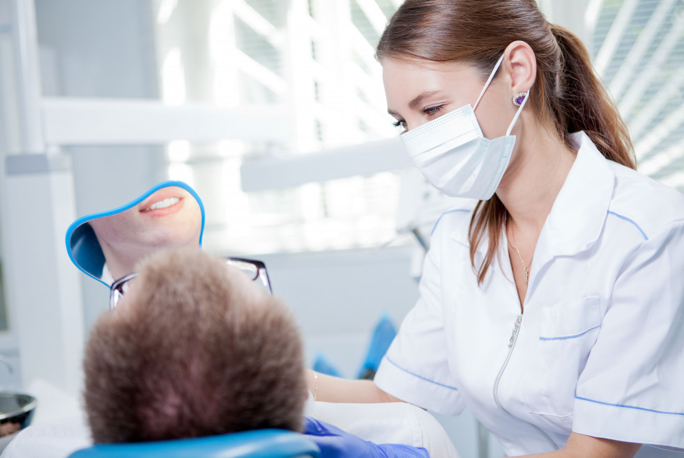 Dentista_intervencion_paciente123rf