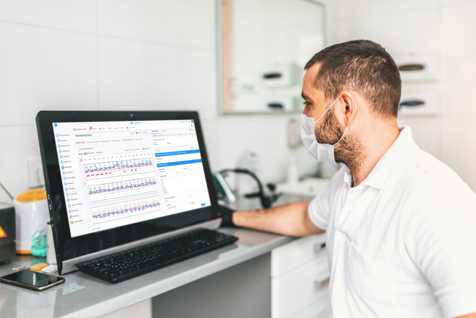 Doctor making examination of the x-ray and choosing treatment in_Two-Ten Health y Titanium Solutions