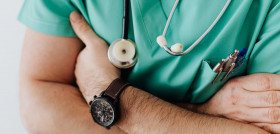 médico_cooperante_pexels-karolina-grabowska-4021779