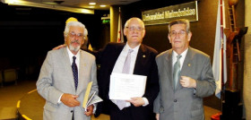 Entrega del Diploma al Profesor Doctor Cosme Gay