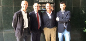 El Dr. Eduardo Anitua (el segundo por la Izquierda), profesor del Curso.