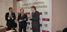 Javier Castrodeza es condecorado por el Consejo General de Dentistas