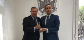 17-3-2017. El Dr. Castro entrega la figura representativa del Consejo de...
