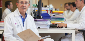 El Dr. Eduardo Anitua Aldecoa, especialista en Estomatología, compagina la investigación científica como fundador y director científico de BTI Biotechnology Institute con la práctica clínica pri