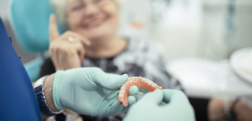 Mujer con prótesis dental sermade mayores