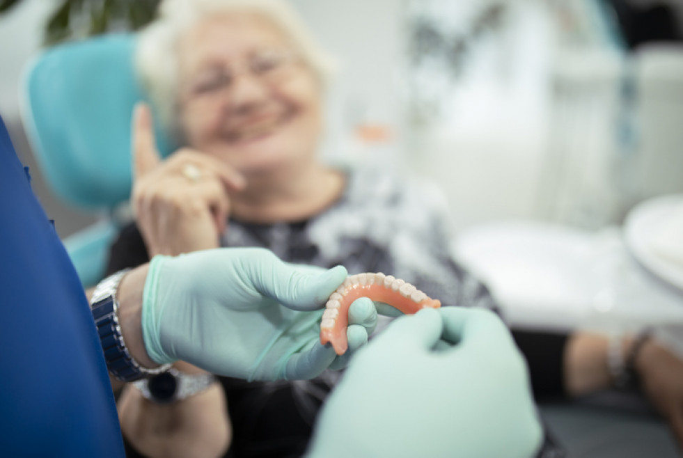 Mujer con prótesis dental sermade mayores