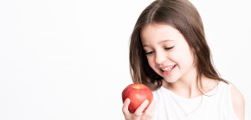 Niña manzana pexels skyler ewing 4680644