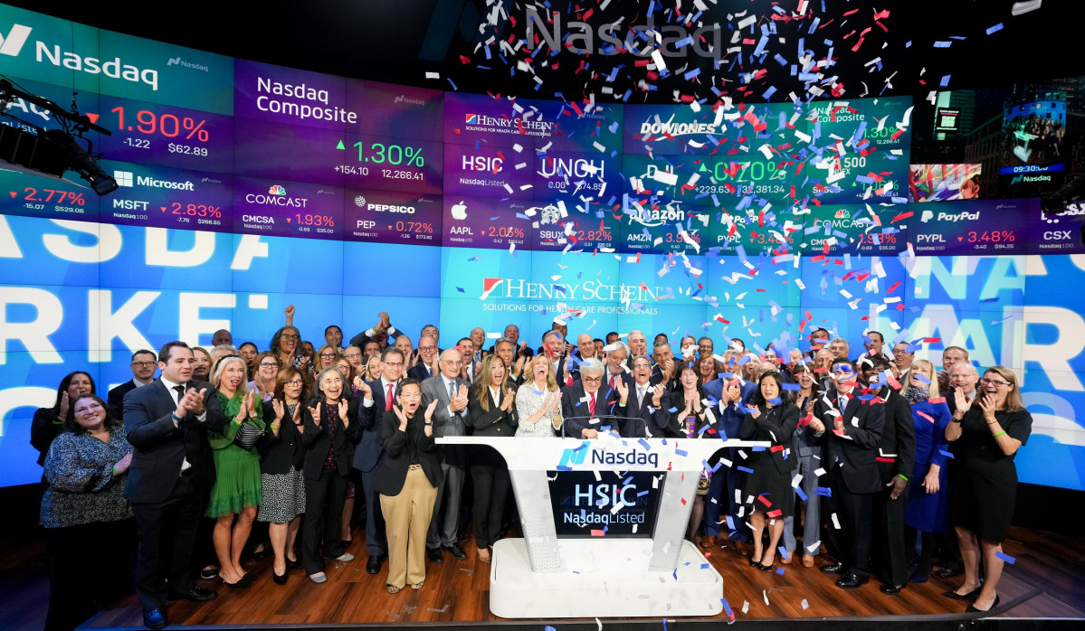 2022 09 13 HenrySchein PressRelease Nasdaq Stanley and Marion Bergman with TeamScheinMembers at Nasdaq 2