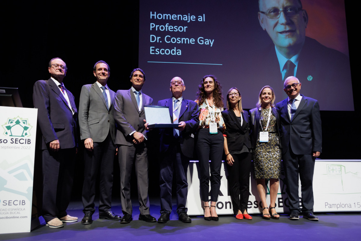 Homenaje dr gay