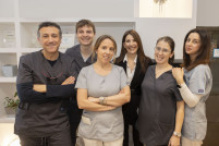 DR COLMENERO, PRIMERO POR LA IZQUIERDA JUNTO AL EQUIPO AUXILIAR DE CLINCIA DENTAL COLMENERO