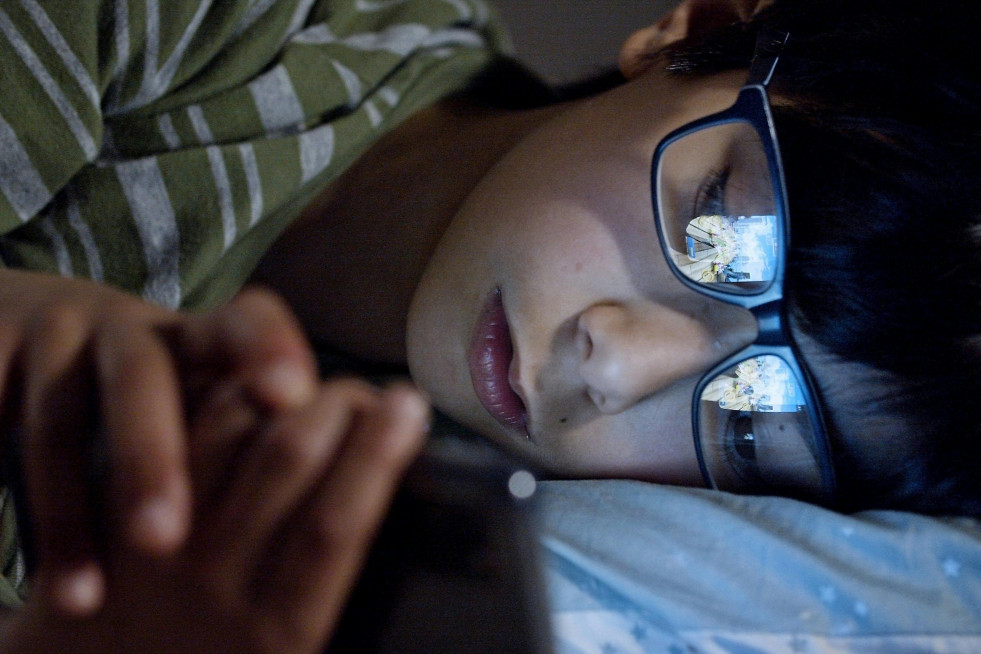 Sueño movil adolescente pexels kampus 7414092