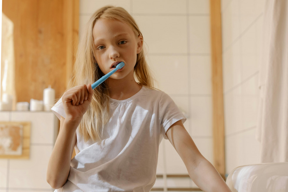 Niña cepillo dientes salud bucodental higiene dental pexels cottonbro 7086233