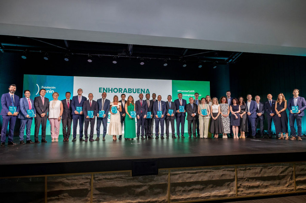 Foto de familia de premiados y patronos de la Fundación Fenin