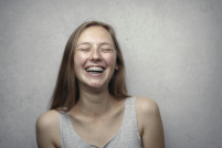 Mujer sonrisa ortodoncia brackets pexels olly 3812740