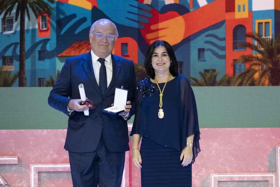 Francisco Cabrera Panasco, recibe la Medalla de Oro de Las Palmas de Gran Canaria de la mano de su alcaldesa, Carolina Darias San Sebastiaìn