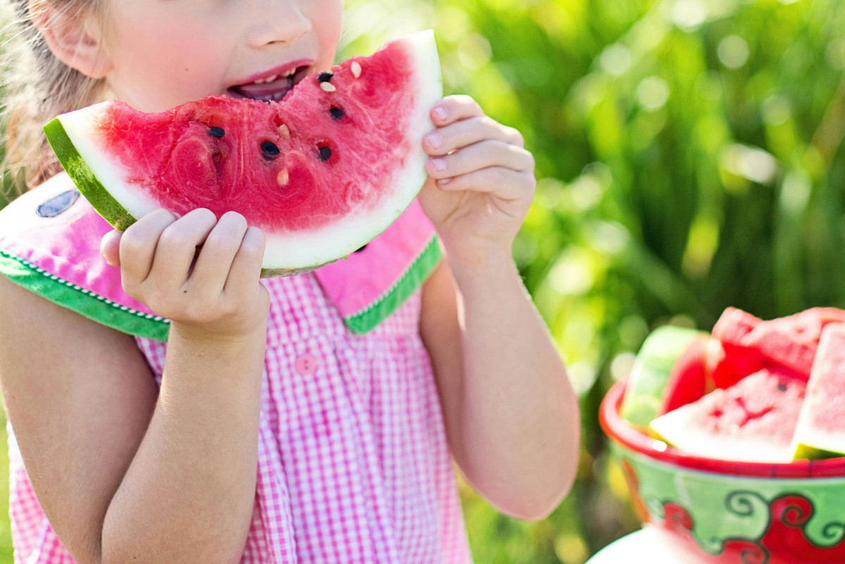 Ninu0303a come fruta habito saludable verano pexels jill wellington 1638660 35545