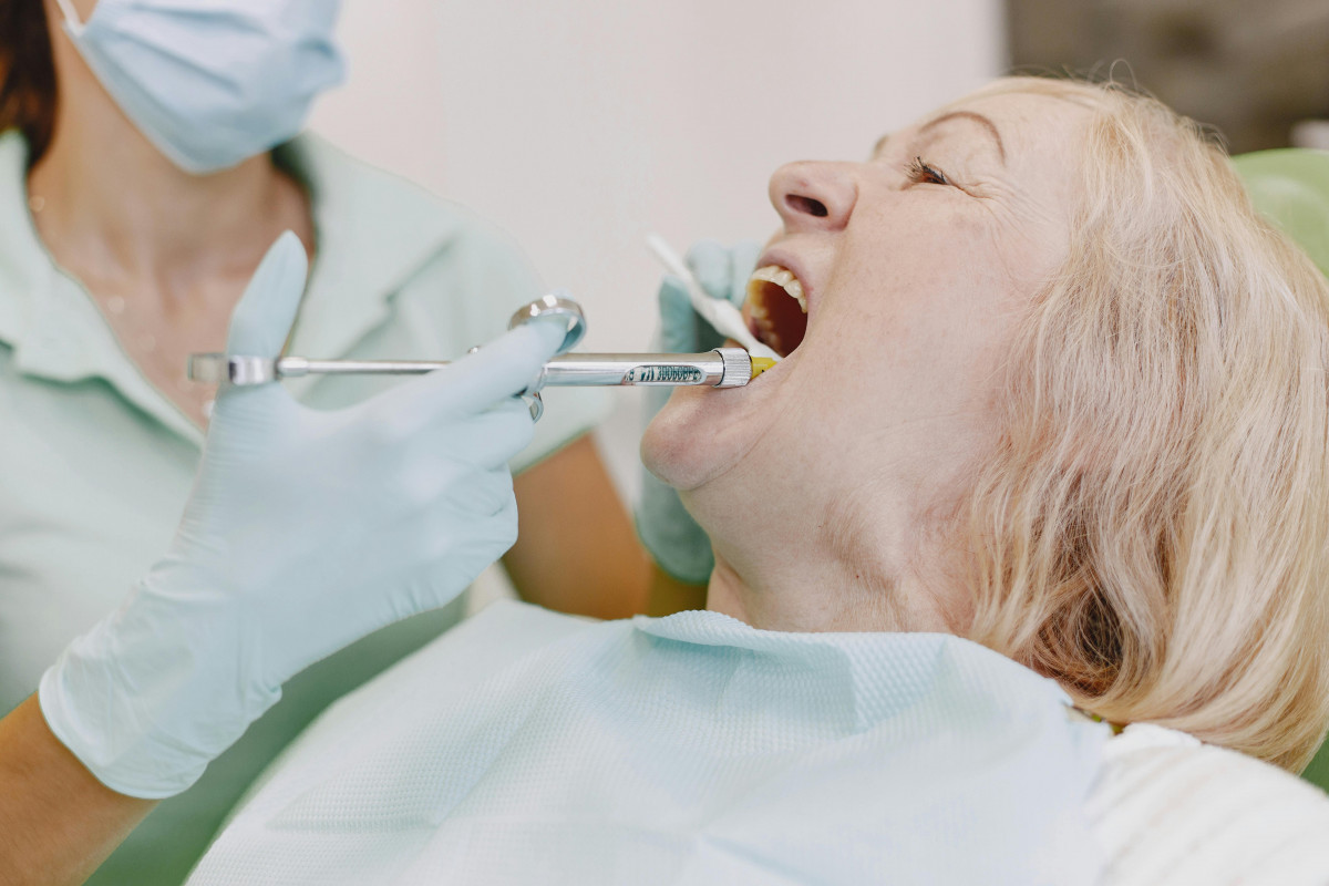 Dentista mujer mayor pexels gustavo fring 5622002