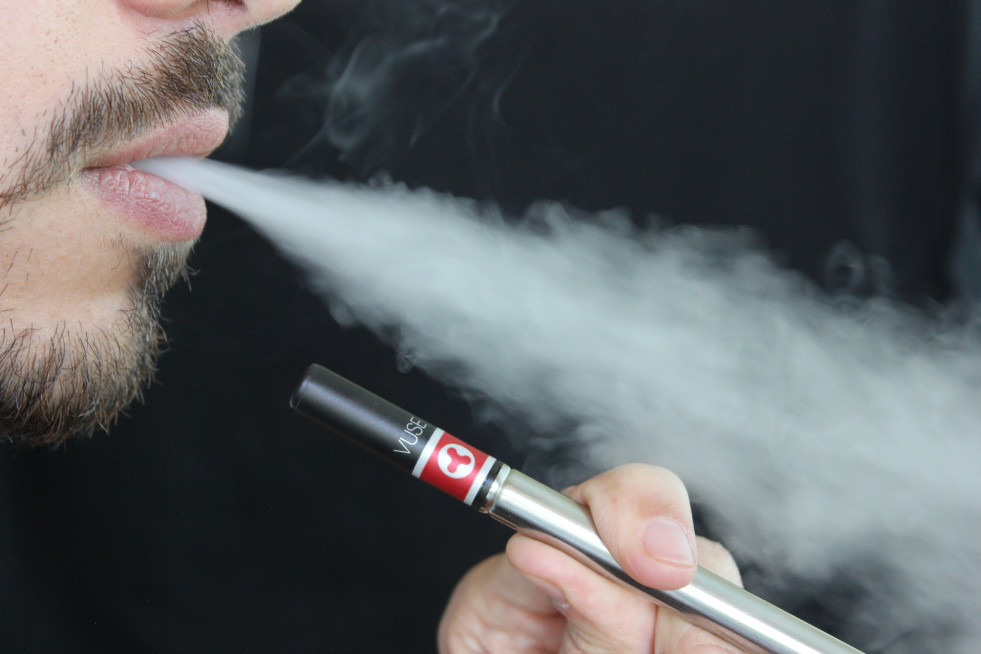 Cigarrillo electronico e cigarette 1301670 Pixabay
